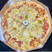 Tradicionais: Baiana - Pizza Grande (Ingredientes:  Cebola,  Mussarela,  Ovos,  Pimenta, Calabresa Moída)