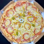 Tradicionais: Do Pizzaiolo - Pizza Grande (Ingredientes:  Milho,  Mussarela,  Tomate, Presunto)