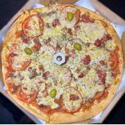 Tradicionais: Costela 1 - Pizza Grande (Ingredientes:  Bacon,  Mussarela,  Tomate, Costela Desfiada)