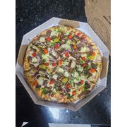 CARNE: 47 - Filé Mignon Premium - Pizza Grande (Ingredientes: Azeitonas, Cebola Roxa, Cebolinha Picada, Filé Mignon, Molho Barbecue, Molho de Tomate, Mussarela, Orégano, Pimenta Biquinho, Provolone)