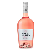 Cerveja: Vinho Casal Mendes Aliança Rosé 750ml - Vinho Rosé Casal Mendes - 750mlOrigem: PortugalTeor Alcoólico: 7,5%Ingredientes: Uvas 100% BagaA Quinta da Bacalhôa é um grupo vitivinícola inovador, que está presente em várias regiões de Portugal e busca, na sua diversidade de rótulos, manter a cultura da vinha e do vinho de seu país. Esse rótulo foi eleito pela Revista de Vinhos, durante o "Melhores do Ano 2015", com a designação Boa Compra 2015, um indicador atribuído aos vinhos que possuíam a melhor relação