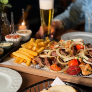 Tábuas Quentes: Tabua Quente Tradicional - Porção (Ingredientes: Calabresa, Farofa, Filé Mignon, Frango, Fritas, Pão, Vinagrete)