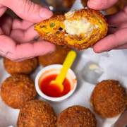 Porções Quentes: Bolinho de Cabotiá c/ Carne Seca e Queijo - Porção (Ingredientes: Porção)