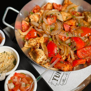 Porções Quentes: Tiras de Frango Acebolada - Porção (Ingredientes: Farofa, Pão, Vinagrete)