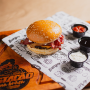 Hambúrguer na Brasa: Expresso Bacon - Hambúrguer (Ingredientes:  Bacon em tiras, Hambúrguer angus 160g na brasa, Maionese da casa, Pão brioche selado no fogo, Queijo cheddar)