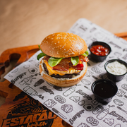 Hambúrguer na Brasa: Estação Tropical - Hambúrguer (Ingredientes: Pão brioche selado no fogo, Hambúrguer angus 160g na brasa,  Queijo cheddar, Rodela de abacaxi,  Rúcula,  Bacon em tiras, Maionese da casa)