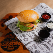 Hambúrguer na Brasa: Estação Burguer Salada - Hambúrguer (Ingredientes: Alface americana, Hambúrguer angus 160g na brasa, Maionese da casa, Pão brioche selado no fogo, Queijo cheddar, Rodelas de tomate)