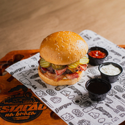 Hambúrguer na Brasa: Estação Trem - Bala - Hambúrguer (Ingredientes: 2 Hambúrguer angus 160g na brasa, 2 Queijo cheddar ou queijo prato, Maionese da casa, Pão brioche selado no fogo, Pepino agridoce, Tiras de bacon em dobro)