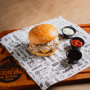Hambúrguer na Brasa: Brasa Monstro - Hambúrguer (Ingredientes: 2 Hambúrguer angus 160g na brasa, Costela desfiada, Maionese da casa, Pão brioche selado no fogo, Requeijão)
