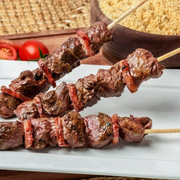 Espetinhos na Brasa: Carne c/ Bacon + (Acompanhamento) - Espetinhos na Brasa (Ingredientes: Espeto)