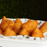 Porções: Coxinha de Costela 10un - Porção Inteira (Ingredientes: Coxinha, Creme de Alho, Molho Tartaro)