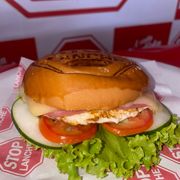 Sanduíche: STOP Bauru+Embalagem (R$1,50) - Sanduíches Simples (Ingredientes: Ovo Frito, Pão Bola, Presunto, Queijo Mussarela, Verduras)