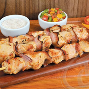 Espetinhos na Brasa: Frango c/ Bacon + (Acompanhamento) - Espetinhos na Brasa (Ingredientes: Espeto)