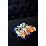 Combinados: Combinado duplo - 25 Peças: 6 Sashimi salmão, 2 sushi salmão, 2 sushi atum, 4 tekas, 3 kappas, 4 californias, 4 skin roll