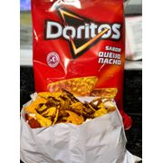 Hot Dogs - Salgados: Dog Doritos - Hot Dogs (Ingredientes: Cheddar, Doritos, Ketchup, Milho, Molho Barbecue, Molho de Maionese Caseira, Mostarda, Mussarela, Pão, Tomate, Vina)