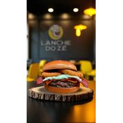 Hambúrguer Artesanal: CEBOLINHA - Lanche (Ingredientes: 1 carne artesanal 150G, 1 fatia de queijo cheddar, 2 tiras de bacon, catupiry, cebola empanada, molho especial, Pao Brioche)