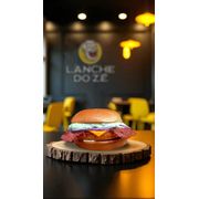 Hambúrguer Artesanal: FRANBURGUER - Lanche (Ingredientes: 1 fatia de queijo cheddar, 1 frango crocante empanado, 2 tiras de bacon, alface, cebola roxa, molho especial, Pao Brioche)