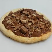 Esfihas Premium: Esfiha de Kitkat - Massa, mussarela recheio de chocolate ao leite e kitkat.