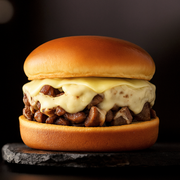 Lanches: Vicios Mignon - Burguer (Ingredientes: 2 Fatias Mussarela, Bacon, Batata frita, Filé Mignon ao Molho Gorgonzola, Pão Brioche)