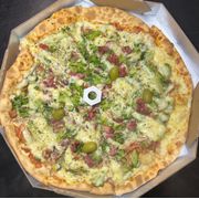 Tradicionais: Pernil 2 - Pizza Grande (Ingredientes:  Bacon,  Catupiry,  Parmesão, Brócolis, Pernil Desfiado)