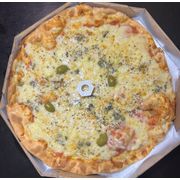 Tradicionais: Seis Queijos - Pizza Grande (Ingredientes:  Catupiry,  Cheddar,  Gorgonzola,  Mussarela,  Parmesão,  Provolone)