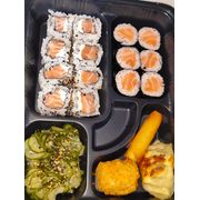 BENTO: BENTO 1 - 8 URAMAKI SALMÃO , 6 HOSSOMAKI SALMÃO, SUNOMONO, 1 GUIOZA, 1 HARUMAKI, 1 JOY CROC