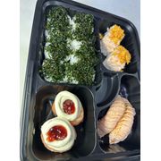 BENTO: BENTO 2 - 8 URAMAKI SKIN COM COUVE CRISP, 2 BATERA DE SALMÃO GRELHADO COM DORITOS, 2 JOY MORANGO , 2 NIGUIRISALMÃOFLAMBADO