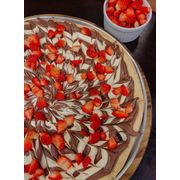 PIZZAS DOCES: BLACK WHITE - GRANDE (Ingredientes: CHOCOLATE AO LEITE, CHOCOLATE BRANCO, MORANGO)
