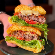 Lanches Artesanal: X-Bacon - Lanches (Ingredientes: + Hamburguer Angus 160g, Alface, Bacon, Mussarela, Pão de Brioche, Tomate)