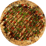 Tradicionais: Orientale - Pizza Individual (Ingredientes: Atum, Cebolinha, Cream Cheese, Molho da Casa Com Tomates Pelados, Molho Tarê, pimenta biquinho)