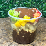 Salada de Fruta: Monte sua Salada ChocoMix Waffer Preto 500ml - Copo de Salada de Frutas (Ingredientes: ChocoWaffer Preto, Mínimo 5 Opções de frutas)