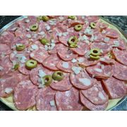 Salgadas: Calabresa - Pizza Pequena (25cm - 6 Fatias) (Ingredientes: Azeitonas, Calabresa, Cebola, Molho, Muçarela, Orégano)