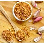 Temperos e Especiarias: Alho frito 50g - O alho frito serve para dar sabor, aroma e crocância a diversos pratos, sendo usado para finalizar massas, carnes, pizzas, saladas e vegetais. Ele é prático para ter na despensa e também pode ser misturado a azeite e ervas para fazer molhos rápidos, além de poder ser polvilhado sobre arroz, feijão, sopas e até pipoca.