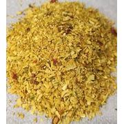Temperos e Especiarias: Pega Marido 50g - é uma mistura de ervas e especiarias desidratadas, como cebola, alho, tomate, açafrão e pimentão, usada para dar um sabor intenso e caseiro a diversos pratos salgados, especialmente carnes, frangos, caldos e ensopado