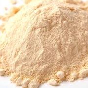 Temperos e Especiarias: Alho em Pó 50g - O alho em pó serve como um tempero prático para dar sabor a diversos pratos, como sopas, molhos e refogados, e também como um suplemento alimentar com propriedades benéficas para a saúde, incluindo reforço do sistema imunitário, controle da pressão arterial e colesterol, além de ação antioxidante, antibacteriana e antifúngica.