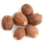 Temperos e Especiarias: Noz moscada 50g - é uma especiaria com sabor quente e amendoado, usada para dar aroma e sabor a pratos doces e salgados, como bolos, molhos e sopas.