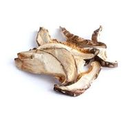 Produtos Naturais: Shitake Fatiado 50g - cogumelos shitake que foram desidratados e cortados em fatias finas.