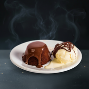 Sobremesas: Petit Gateau - Sobremesas (Ingredientes: Petit Gateau, sorvete de morango)