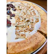 Especiais: SNICKER BRANCO (BORDA CHOCOLATE BRANCO) - Pizza Grande (Ingredientes: Amendoim, BORDA CHOCOLATE BRANCO, Chocolate Branco, Doce de Leite, o cliente se responsabiliza e está ciente que o sabor doce é mais vulneravél e pode ocorrer de derramar na embalagem ou ir mais derretido., SNICKER