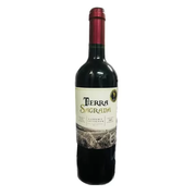 Chileno: Vinho Tierra Sagrada Selección Cabernet Sauvignon - O Vinho Tierra Sagrada Selección Cabernet Sauvignon é um vinho chileno, da região do Vale Central. É elaborado com as uvas Cabernet Sauvignon.Apresenta aromas delicados de flores silvestres, framboesa e ameixa. Na boca, redondo, taninos refinados, boa acidez e final equilibrado.Harmonização ideal com carnes vermelhas e queijos fortes.