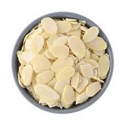 Castanhas: Amendoas Laminadas 50g - Podem ser salpicadas sobre a salada de frutas ou mesmo salada verde de verduras, ou para a produção de bolos e pães, além de ser um ótimo snack entre refeições.