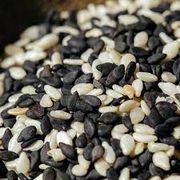 Grãos e Cereais: Mix Gergelim 50g - serve como um aditivo nutricional e culinário rico em fibras, ferro, proteínas, vitaminas B e minerais como cálcio, magnésio e zinco, sendo ideal para adicionar sabor e consistência a pães, saladas, molhos e outros pratos.