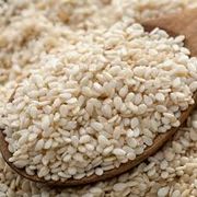 Grãos e Cereais: Gergelim descascado branco cru 50g - é uma semente oleaginosa com casca removida, oferecendo um sabor suave e uma textura crocante, além de ser rico em cálcio e gorduras saudáveis.