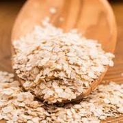 Grãos e Cereais: Quinoa branca em flocos 50g - serve como um superalimento rico em nutrientes, ideal para enriquecer a alimentação do dia a dia, oferecendo proteínas completas, fibras, vitaminas (como as do complexo B) e minerais (ferro, magnésio, fósforo).