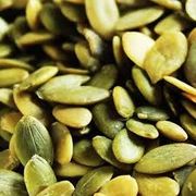 Grãos e Cereais: Semente de Abóbora crua s/ casca 50g - crua é segura e mantém o teor de vitaminas hidrossolúveis, oferecendo benefícios como o fortalecimento do sistema imunológico, saúde da pele e visão, e regulação da digestão, graças a nutrientes como vitaminas C e A, e fibras.