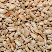 Grãos e Cereais: Semente de Girassol crua 50g - cruas são ricas em fibras, que melhoram a digestão e promovem saciedade, e em gorduras saudáveis (ómega 3 e 9), importantes para o coração. Contêm ainda vitamina E e selénio, que são antioxidantes benéficos para a pele, cabelo e saúde cerebral