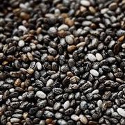 Grãos e Cereais: Chia premium- 100g - Chia tipo 1" refere-se à semente de chia de alta qualidade, selecionada, com sementes escuras e mais nutritivas, sem a presença de sementes amareladas ou envelhecidas que são comuns em produtos de menor qualidade.