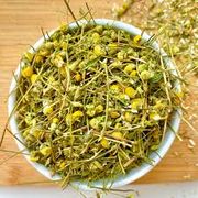 Ervas Medicinais: Camomila Flor 50g - pode aliviar sintomas de indigestão, como inchaço e cólicas e pode ter um efeito relaxante que ajuda a reduzir dores de cabeça tensionais.