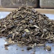 Ervas Medicinais: Mate Tostado 100g - é uma bebida feita a partir da erva-mate (Ilex paraguariensis) que, ao passar por um processo de torra, desenvolve um sabor mais suave, encorpado e com notas torradas, caramelizadas e levemente defumadas, lembrando o café