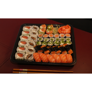 Combos Dõhõ: Dõhõ 14 - 51 peças + 10 Hots - Combo (Ingredientes: 02 Gunkan Pepino, 02 Gunkan Philadelphia, 05 Sashimi, 06 Hossomaki Philadelphia, 06 niguiri salmao, 06 niguiri skin, 6 hossomaki pepino, 6 hossomaki salmao, 6 uramaki philadelphia, 6 uramaki skin)